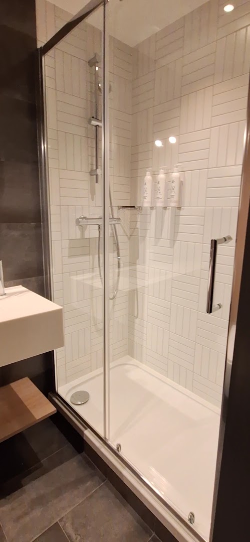 Moxy Cork: clean, professional hotel bathroom photo