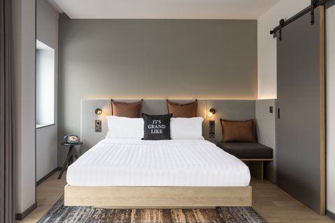 Moxy Cork: professional, clean hotel room photo
