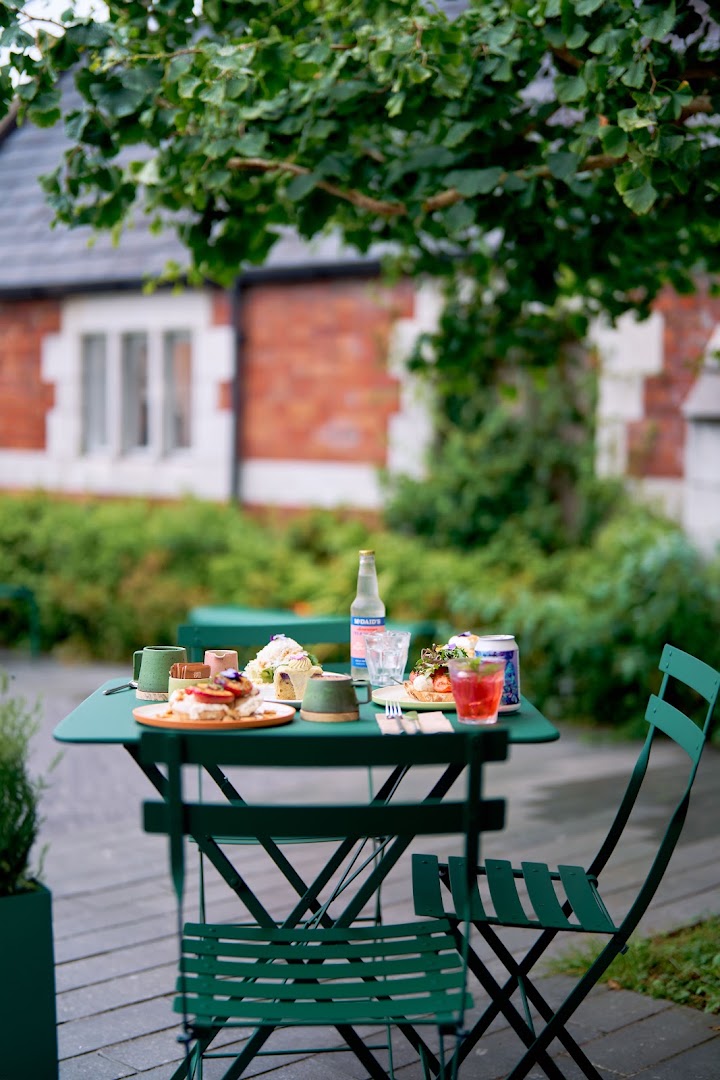 Nádúr Deli: appealing outdoor brunch setting
