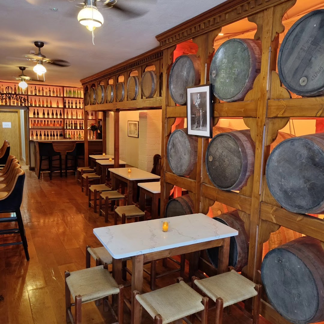 Old Brennans Wine House: inviting interior and atmosphere
