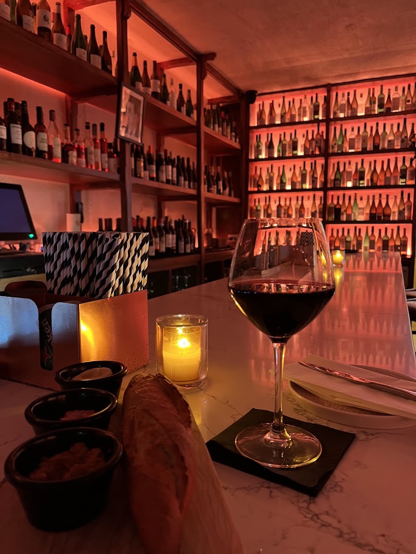 Old Brennans Wine House: inviting atmosphere and quality composition