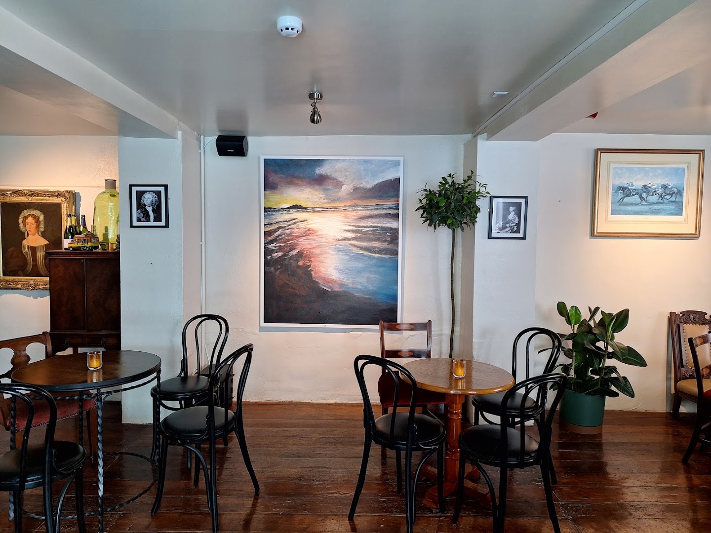 Old Brennans Wine House: clear, inviting interior atmosphere