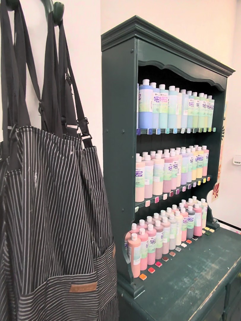 Potteria: clear display of shop products