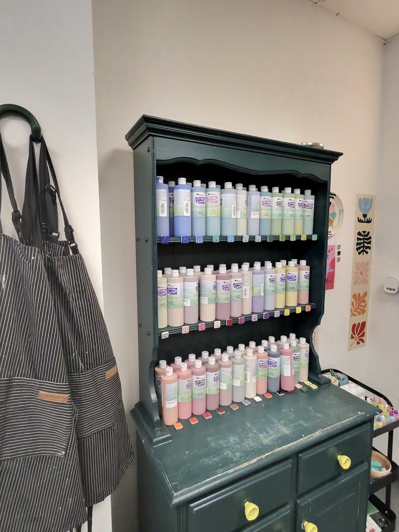 Potteria: clear display of shop products