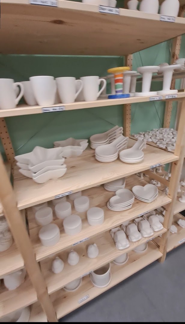 Potteria: clear display of shop products