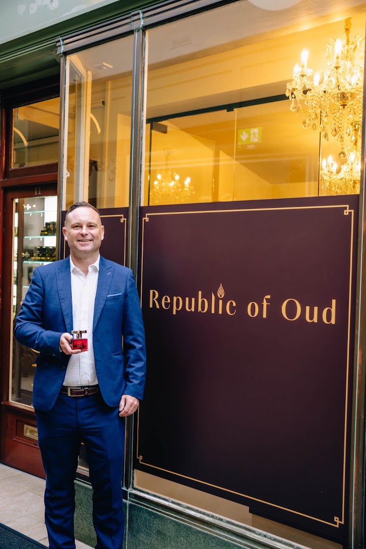 Republic of Oud: professional photo of shop staff