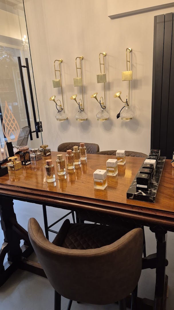 Republic of Oud: clear display of shop products