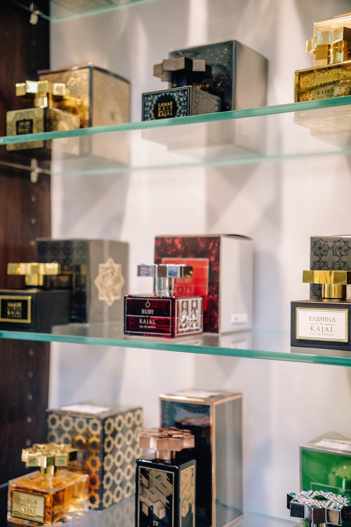 Republic of Oud: clear display of shop products