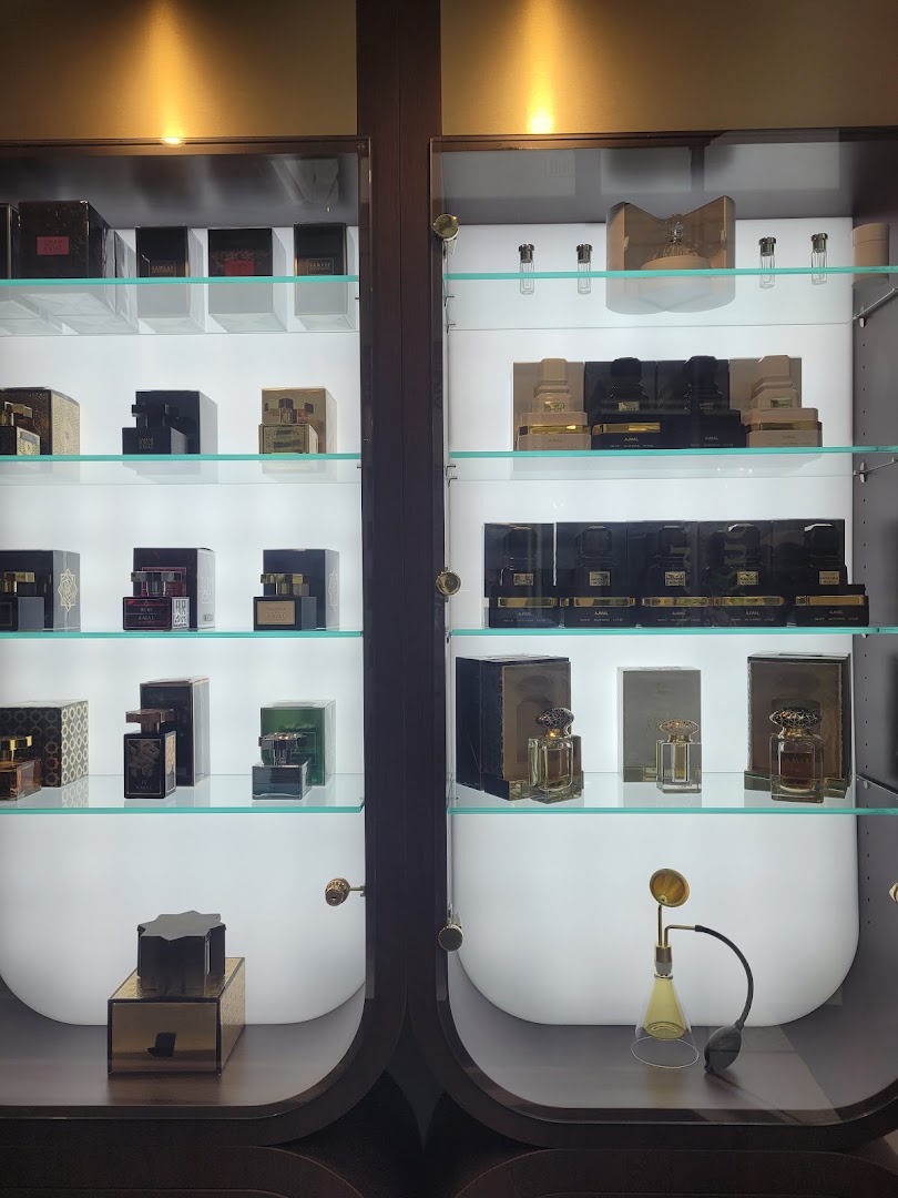 Republic of Oud: clear display of shop products