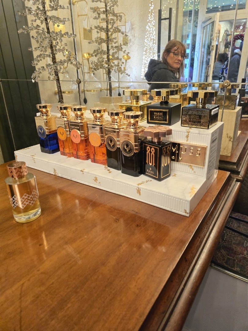 Republic of Oud: clear display of shop products