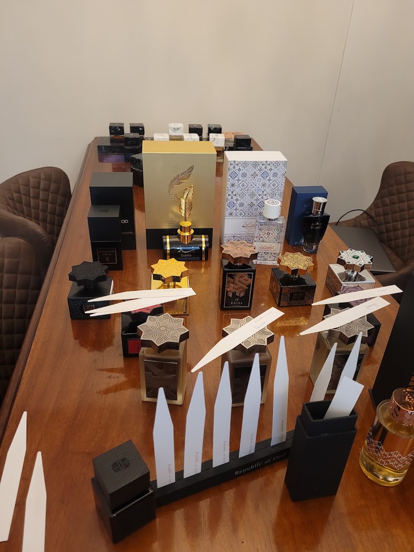 Republic of Oud: clear display of shop products
