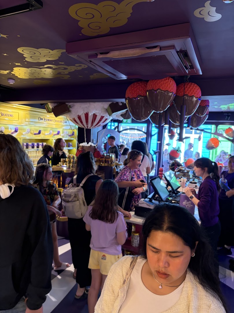 Sugar Plum Sweetery: lively shop atmosphere