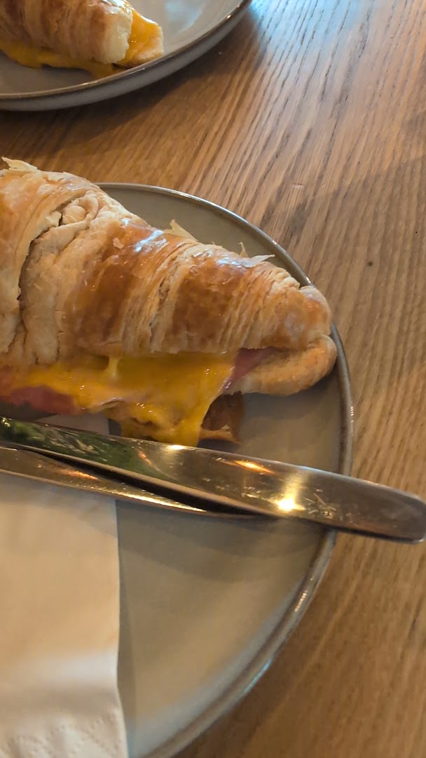 Branch & Caffè: appetizing photo of food served