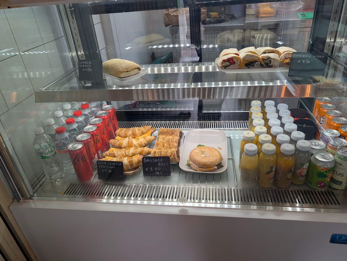 Branch & Caffè: clear display of food items