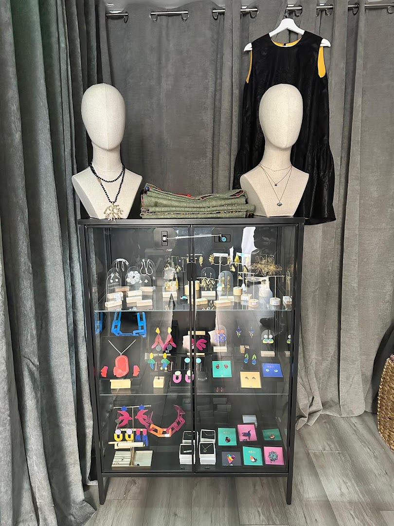 Emerald & Wax: clear display of shop products