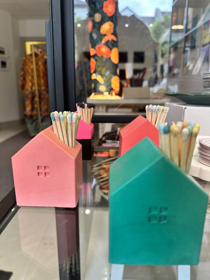 Emerald & Wax: attractive product display photo