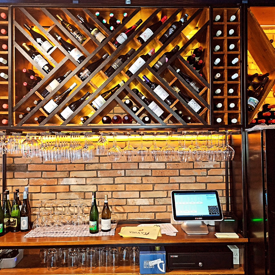 La Viña: attractive bar interior and display