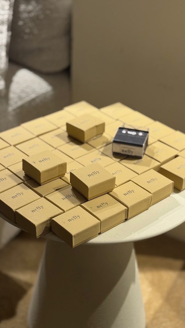 Nelly: clear product display photo