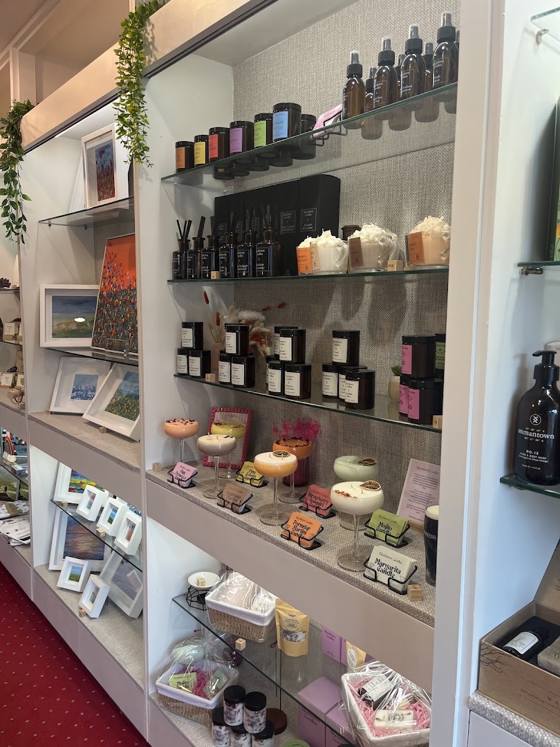 The Gift Edit by Blackthorn & Burton: clear display of shop products
