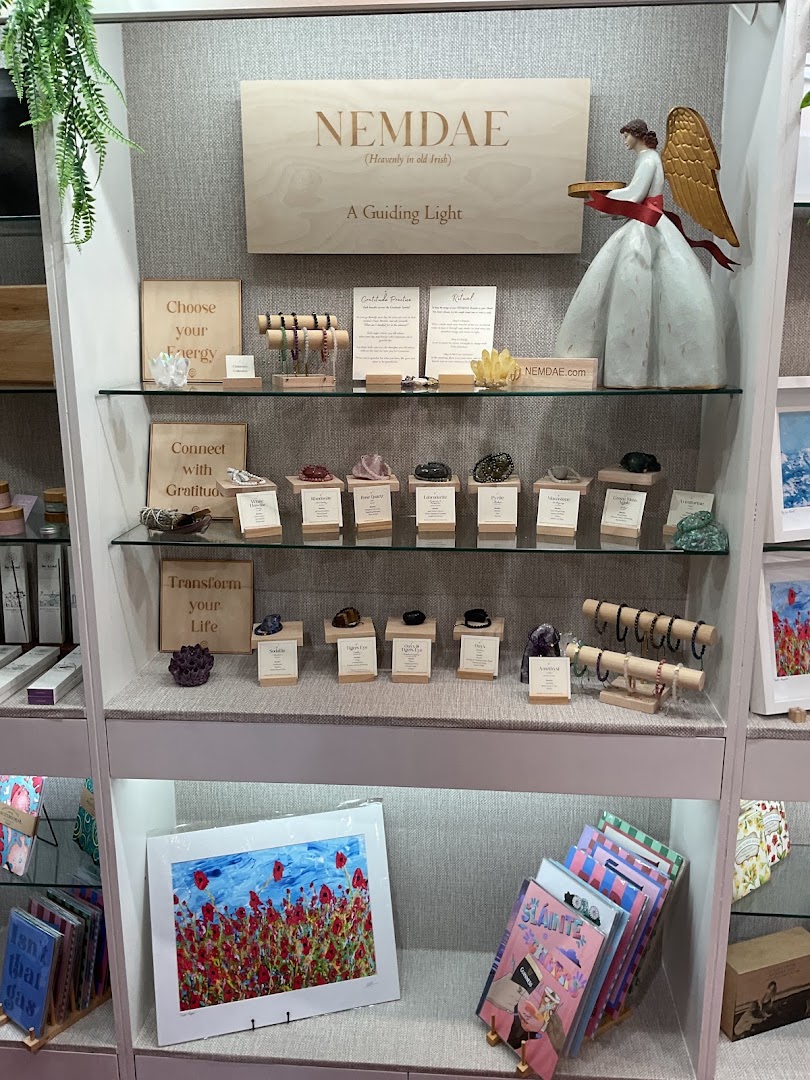 The Gift Edit by Blackthorn & Burton: clear display of shop products