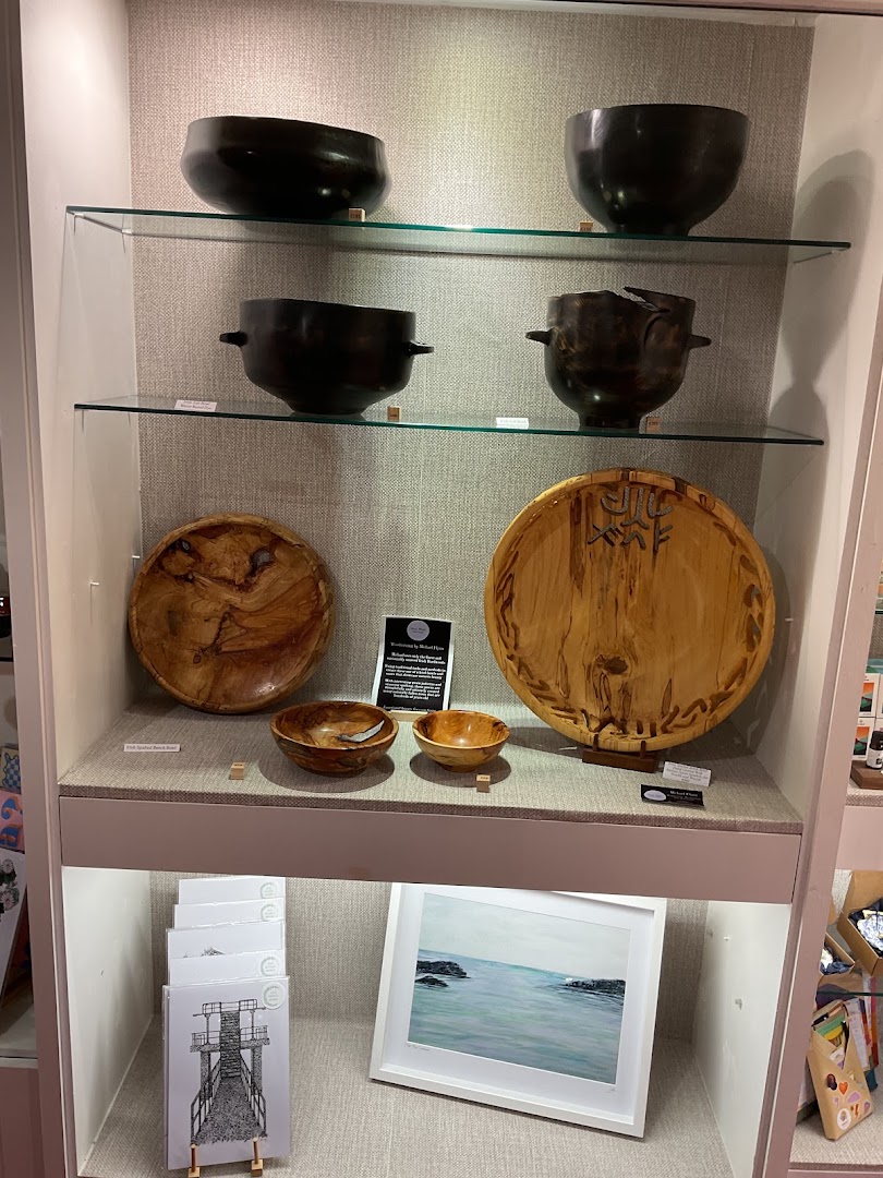 The Gift Edit by Blackthorn & Burton: clear display of shop products
