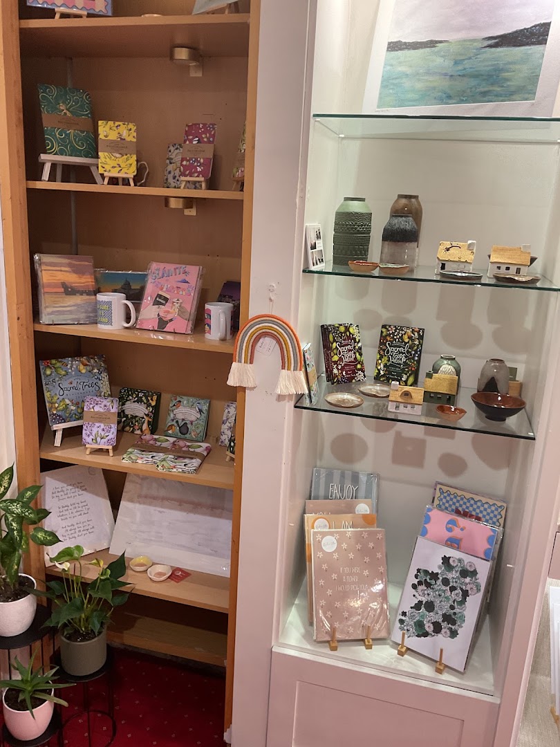 The Gift Edit by Blackthorn & Burton: clear display of shop products