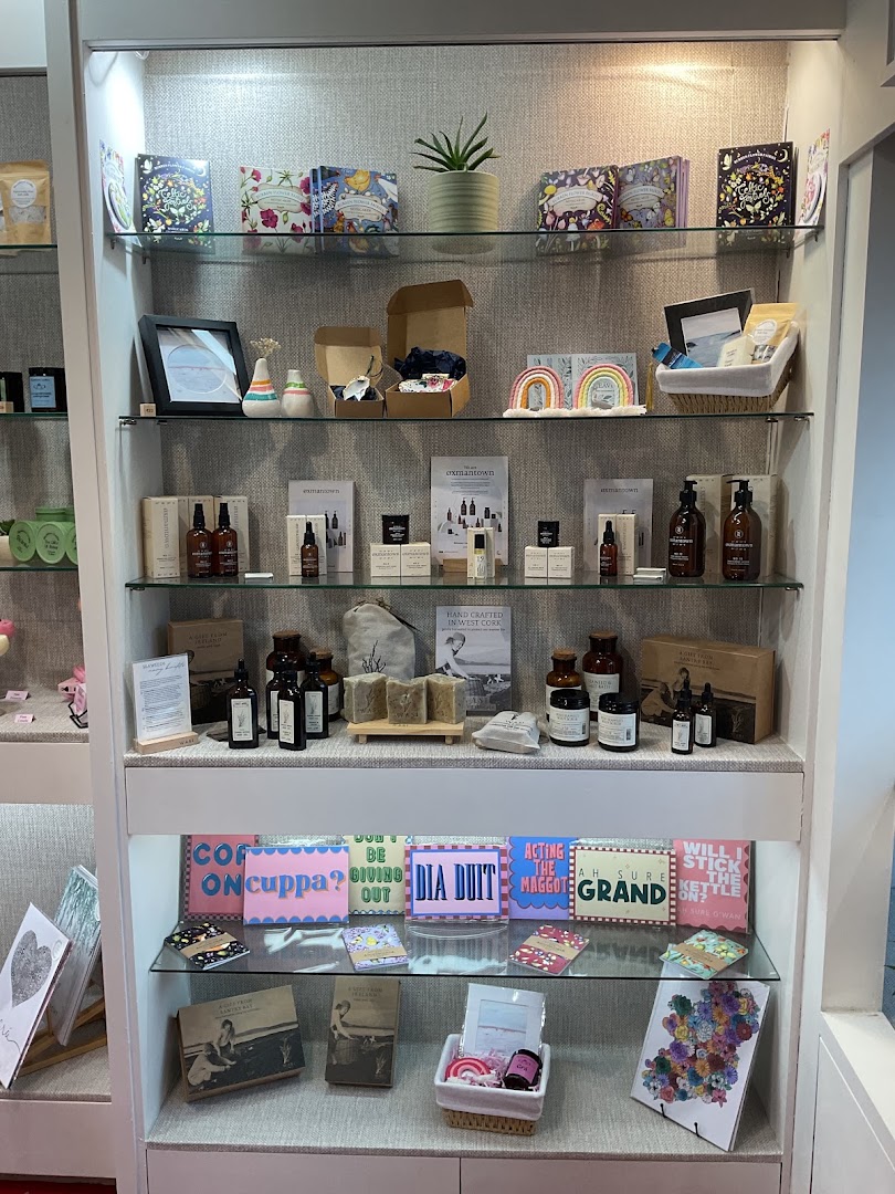 The Gift Edit by Blackthorn & Burton: clear display of shop products