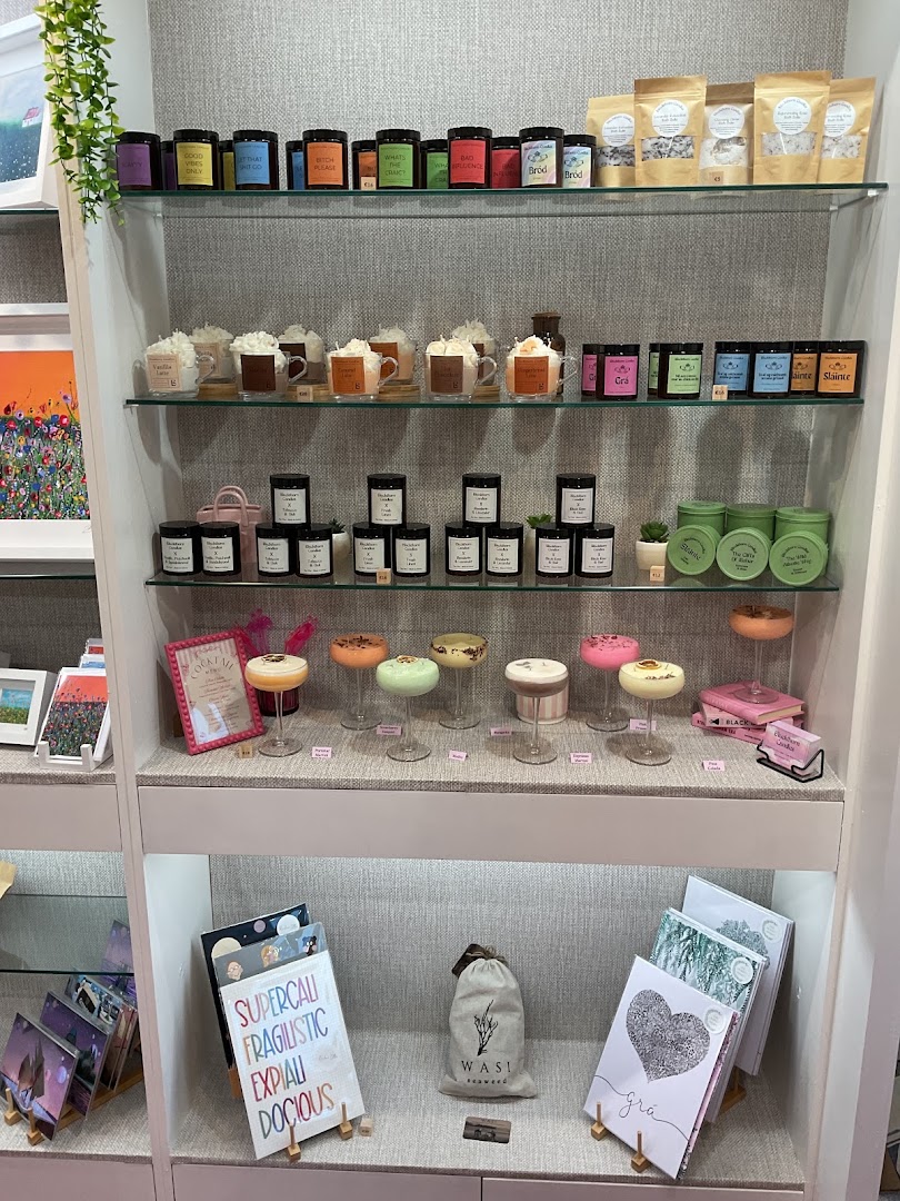 The Gift Edit by Blackthorn & Burton: clear display of shop products
