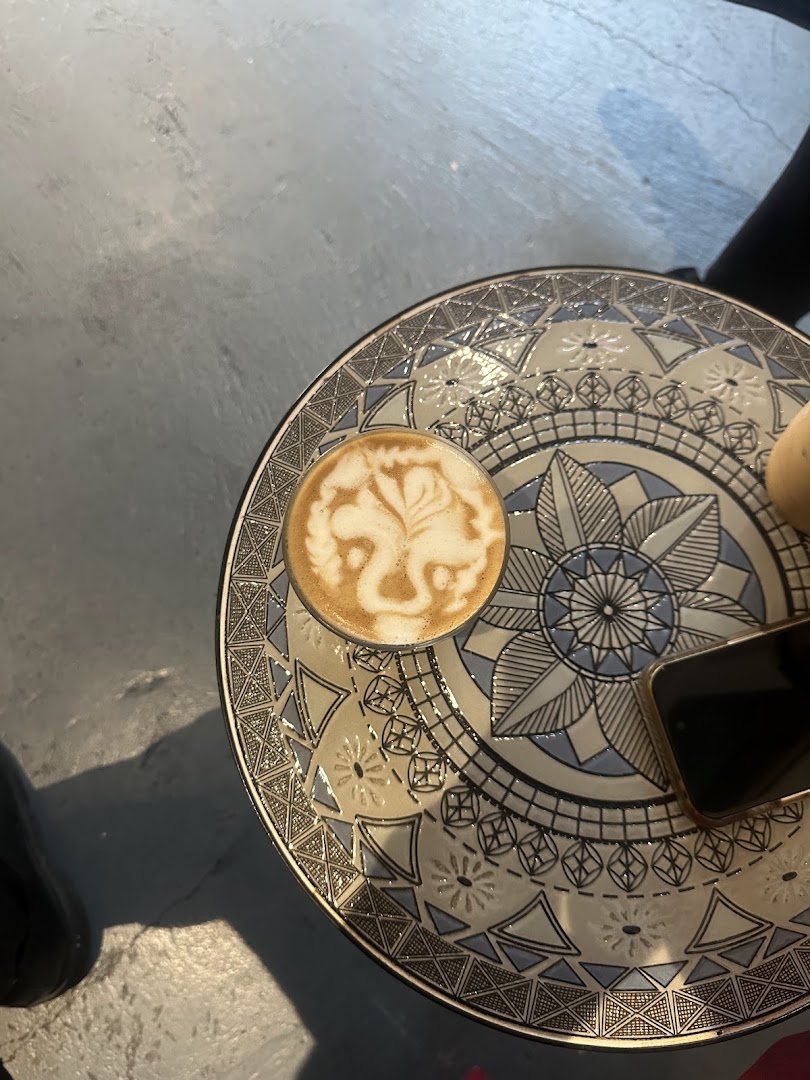 Variety Coffee: appealing latte art and table