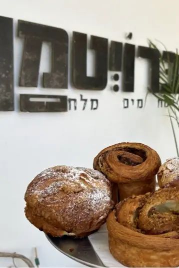 Broytman in the Tower: appetizing food with venue branding