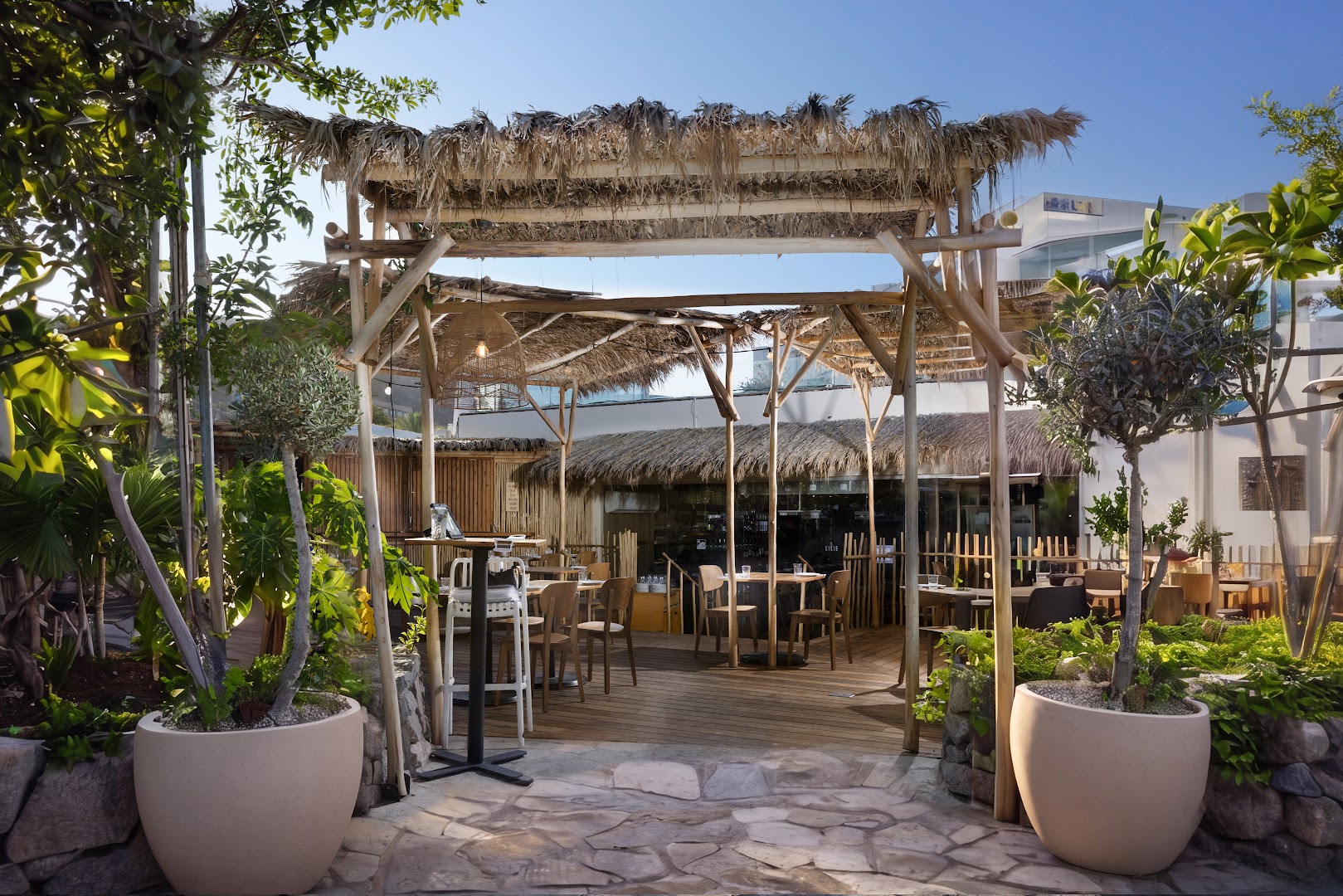 Lilie: attractive, professional restaurant terrace photo