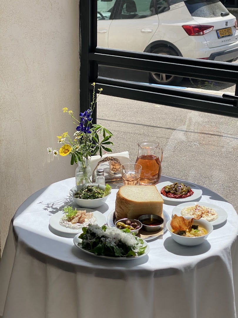 Mifgash Bat Galim: appetizing food presentation and lighting