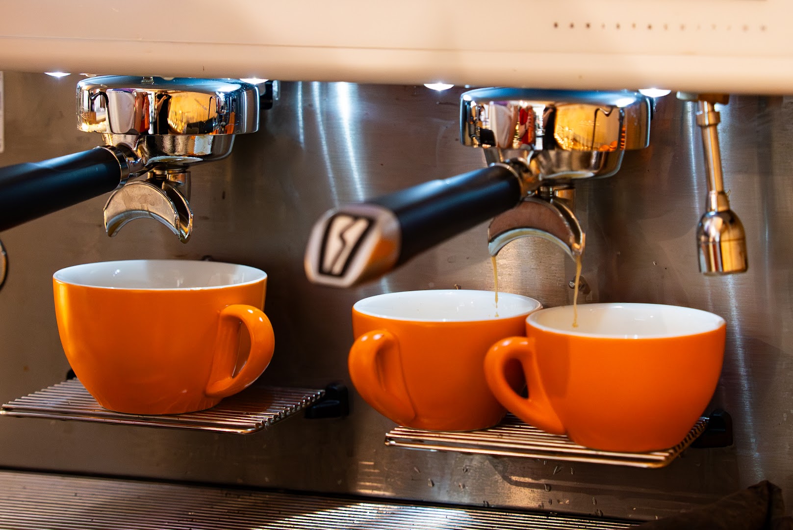 Ola Cafe: high quality coffee preparation shot
