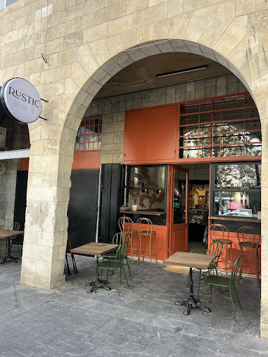 Rustic: attractive exterior and inviting atmosphere