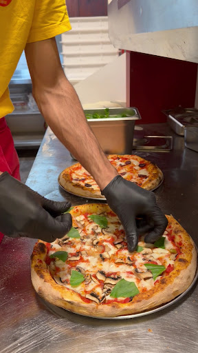 Pizza Oro: high quality food preparation shot