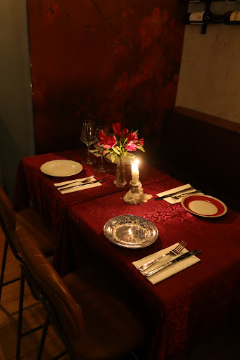 She: atmospheric and inviting table setting