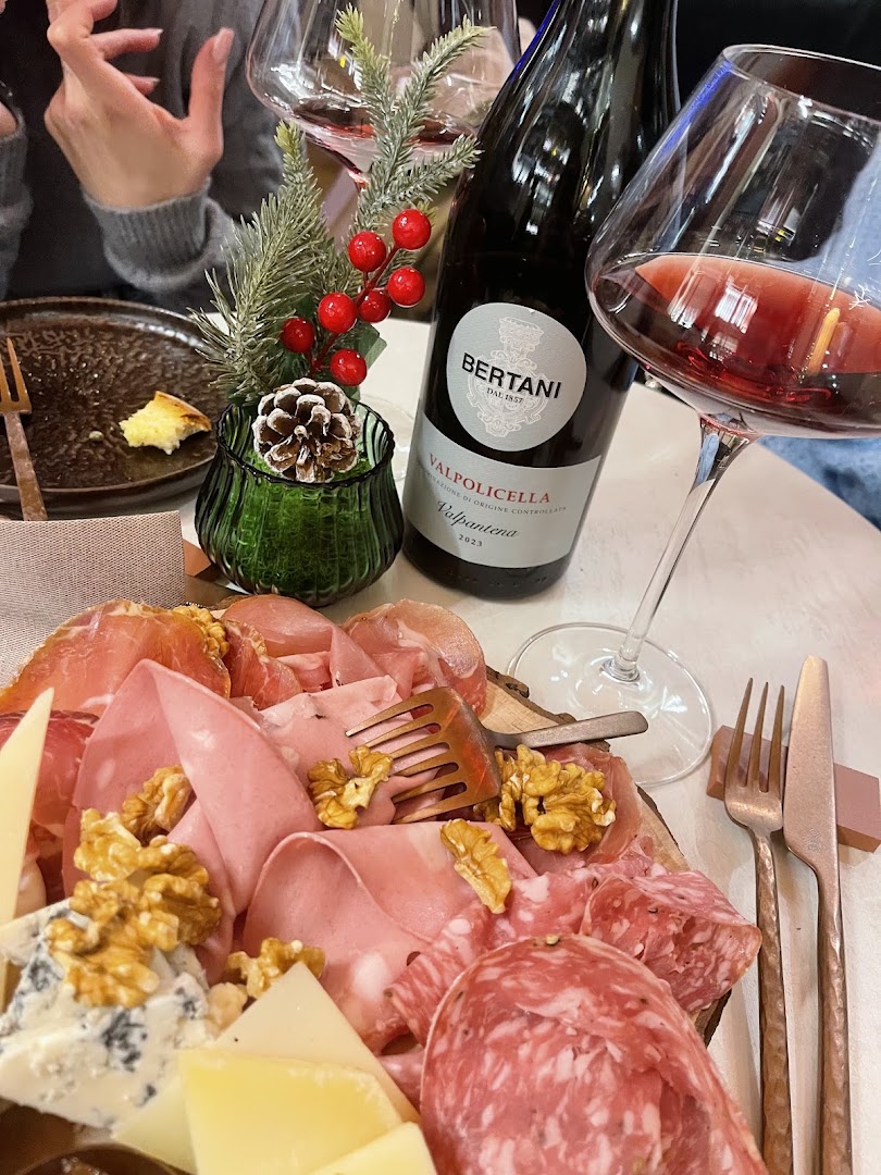Alma Calici e Radici: appetizing food and drink presentation