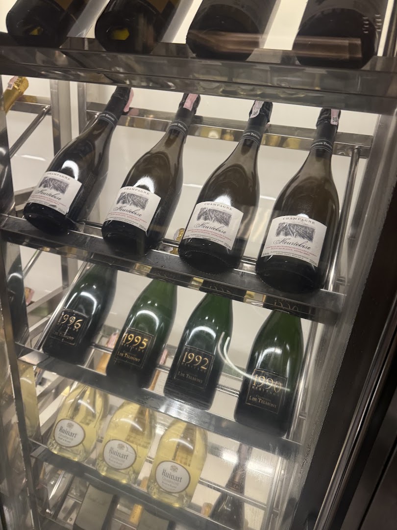 Alma Calici e Radici: clear photo of wine selection