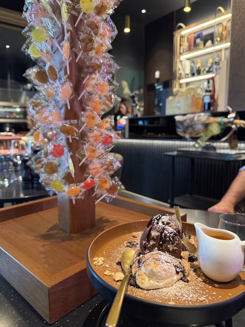 Asado Meat Fusion: appetizing food and restaurant atmosphere