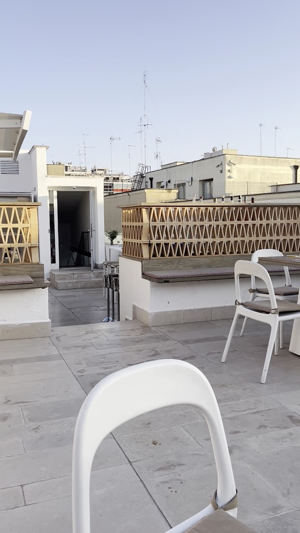 Badù Bistrot: clear photo of restaurant terrace
