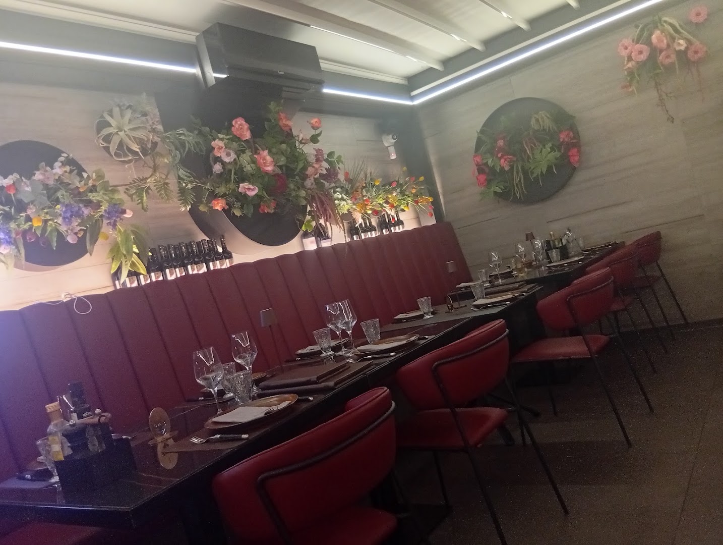 Carneo: attractive interior and dining atmosphere