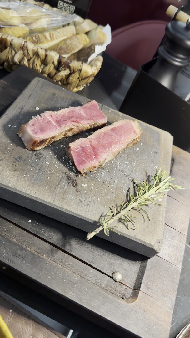 Carneo: appetizing presentation of restaurant food