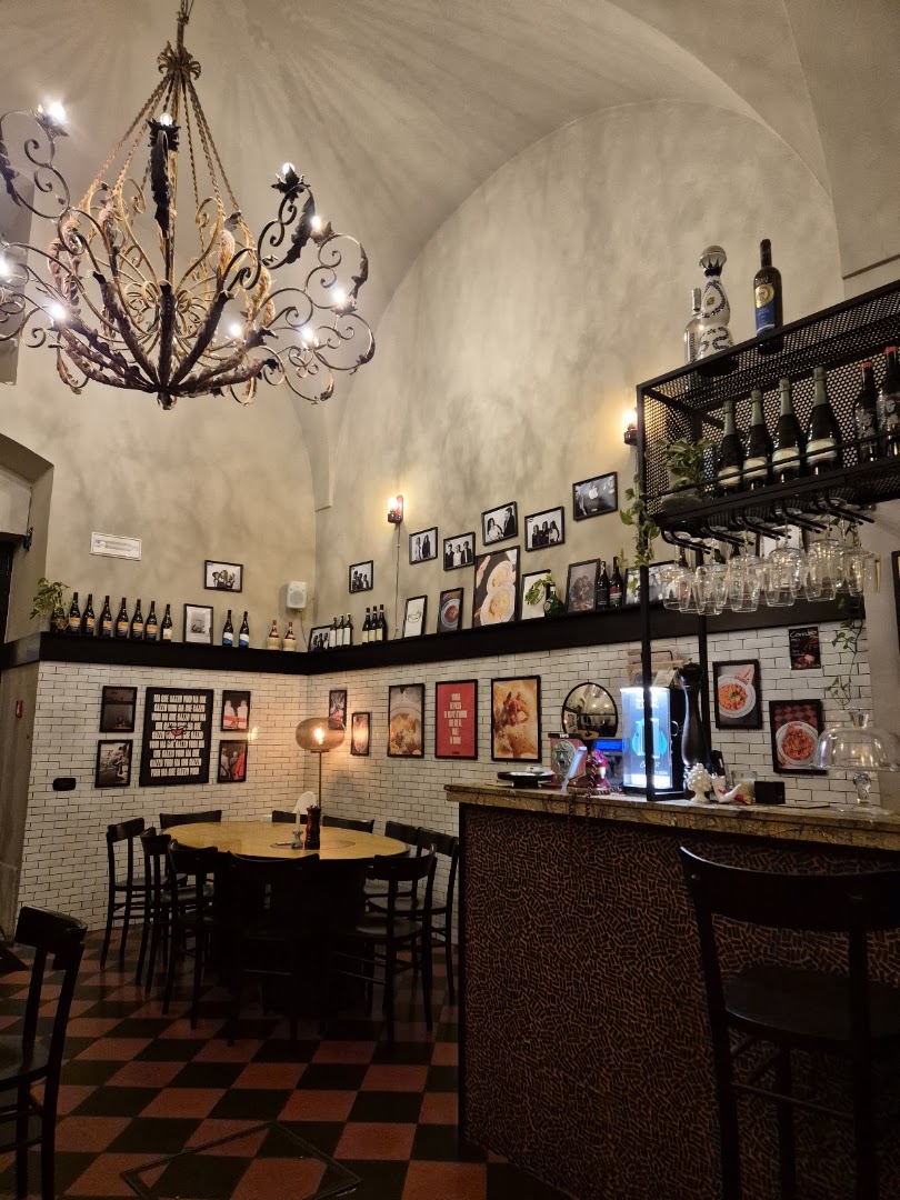La Pernacchia: inviting and well-composed interior shot