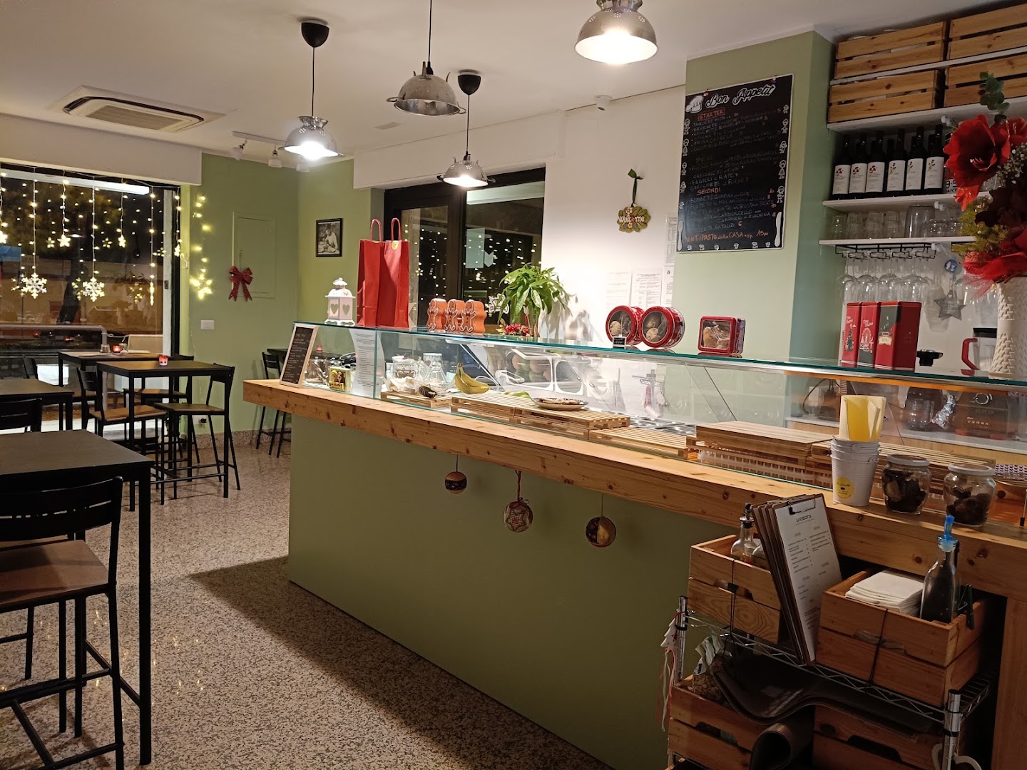 La Schiscetta: clear, inviting restaurant interior shot