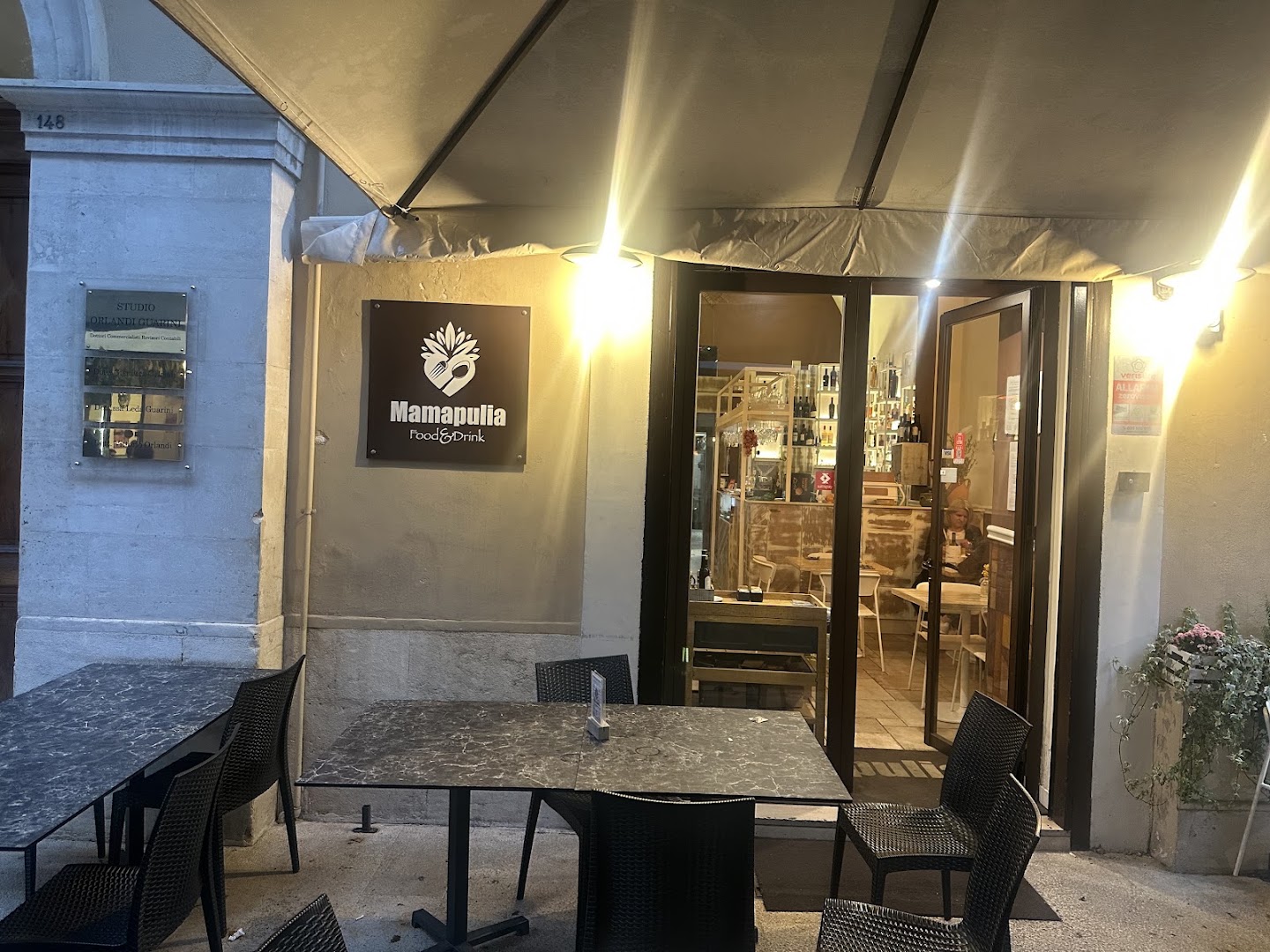 Mamapulia: clear view of restaurant exterior