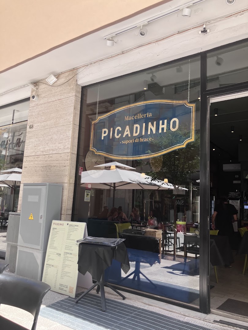 Picadinho: clear view of restaurant exterior