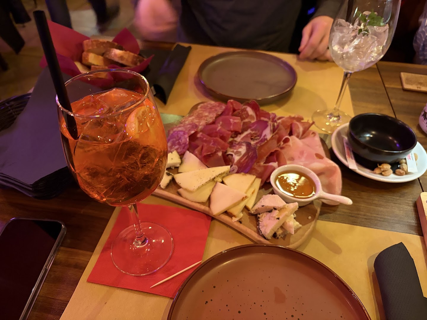 Revive Bistro: appetizing food and drink presentation