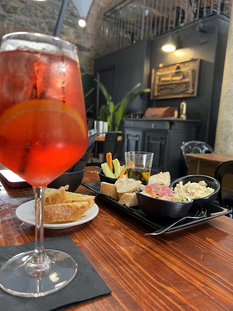 Hygge Café: appetizing food and drink presentation