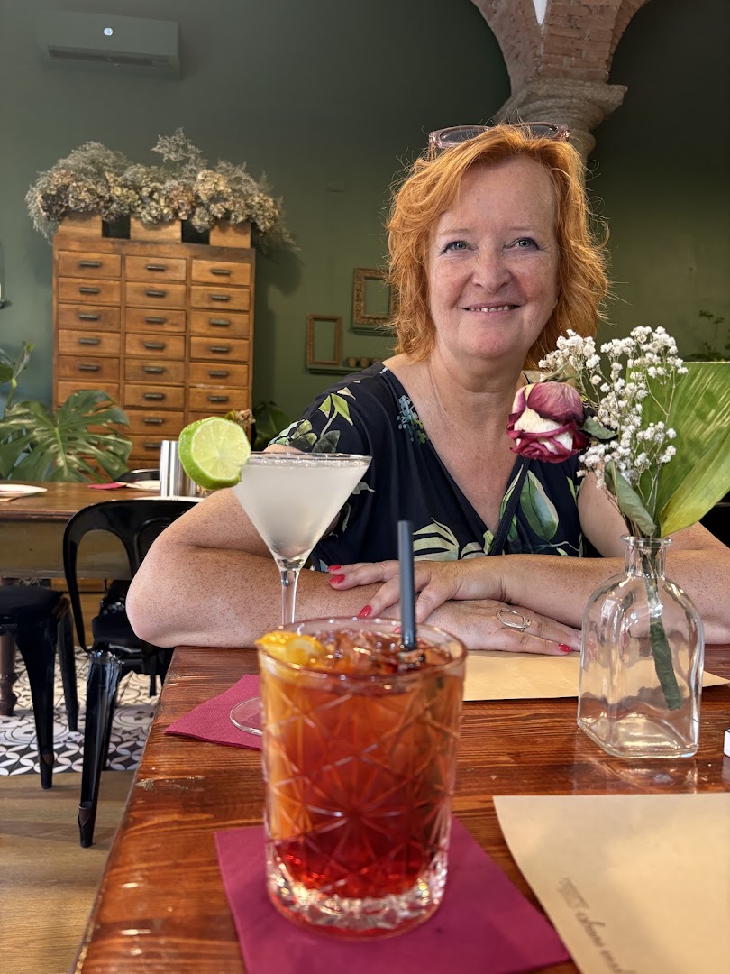 Hygge Café: inviting atmosphere with food drinks