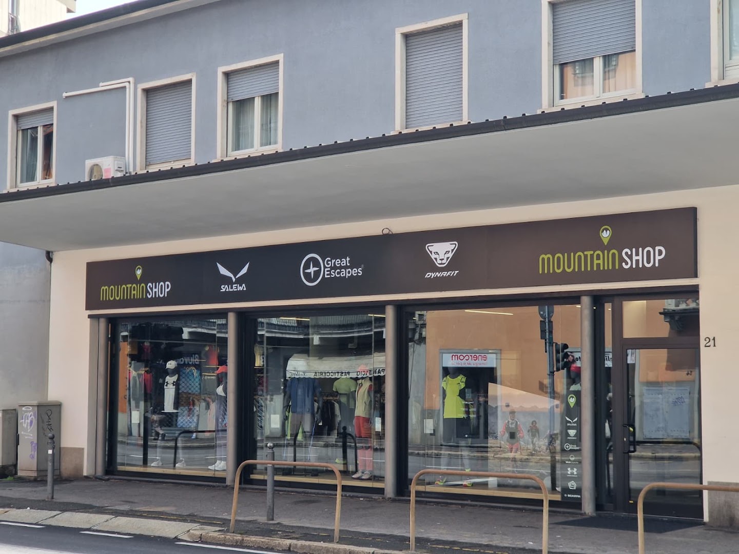 Mountain Shop Bergamo: clear storefront photo of shop
